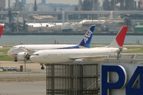 RJTT Boeing 787 Dreamliner 2011/07/06-1